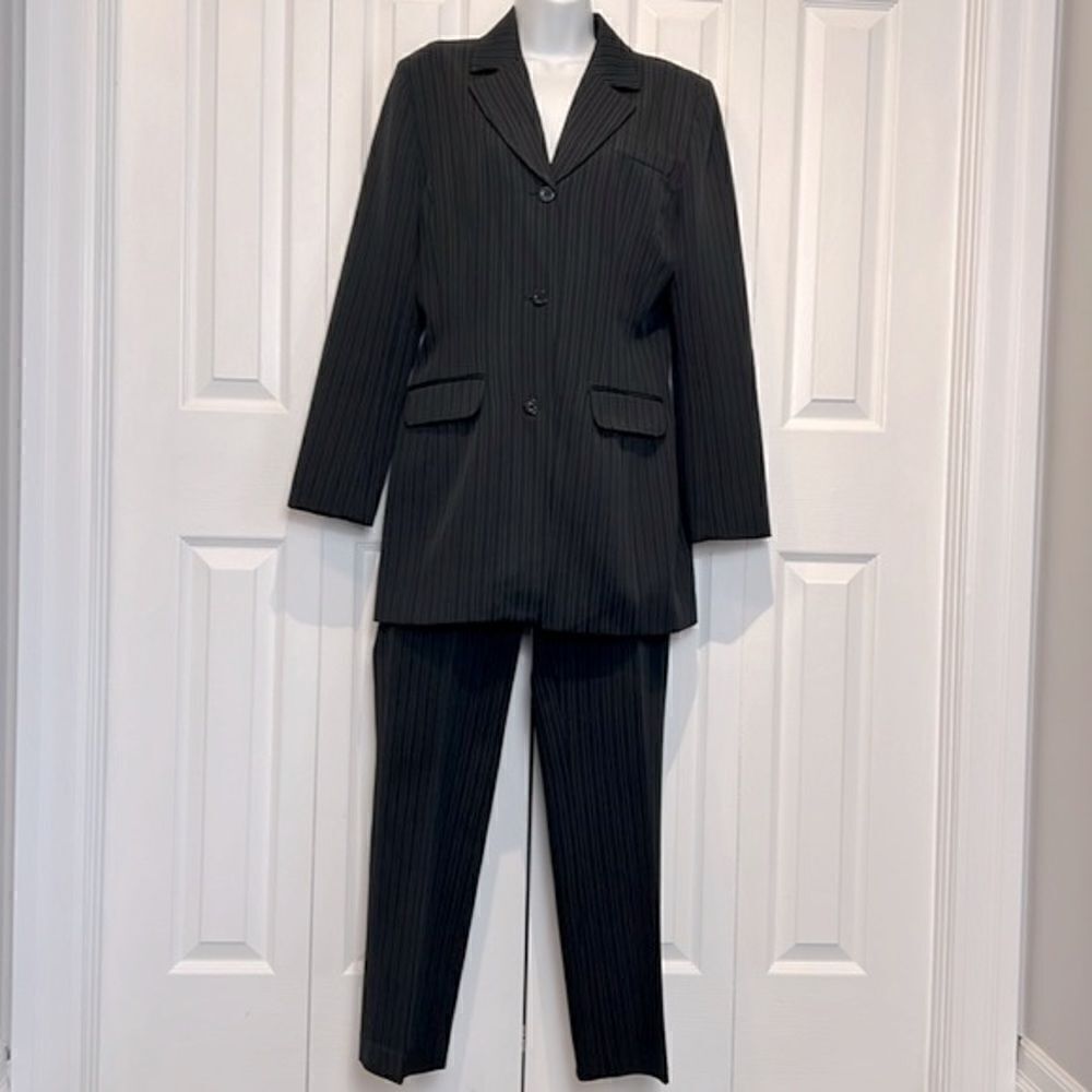 Buffalo David Bitton Women’s Black Pinstripe Suit|| Blazer‎ Sz M/L, Pants Sz 30